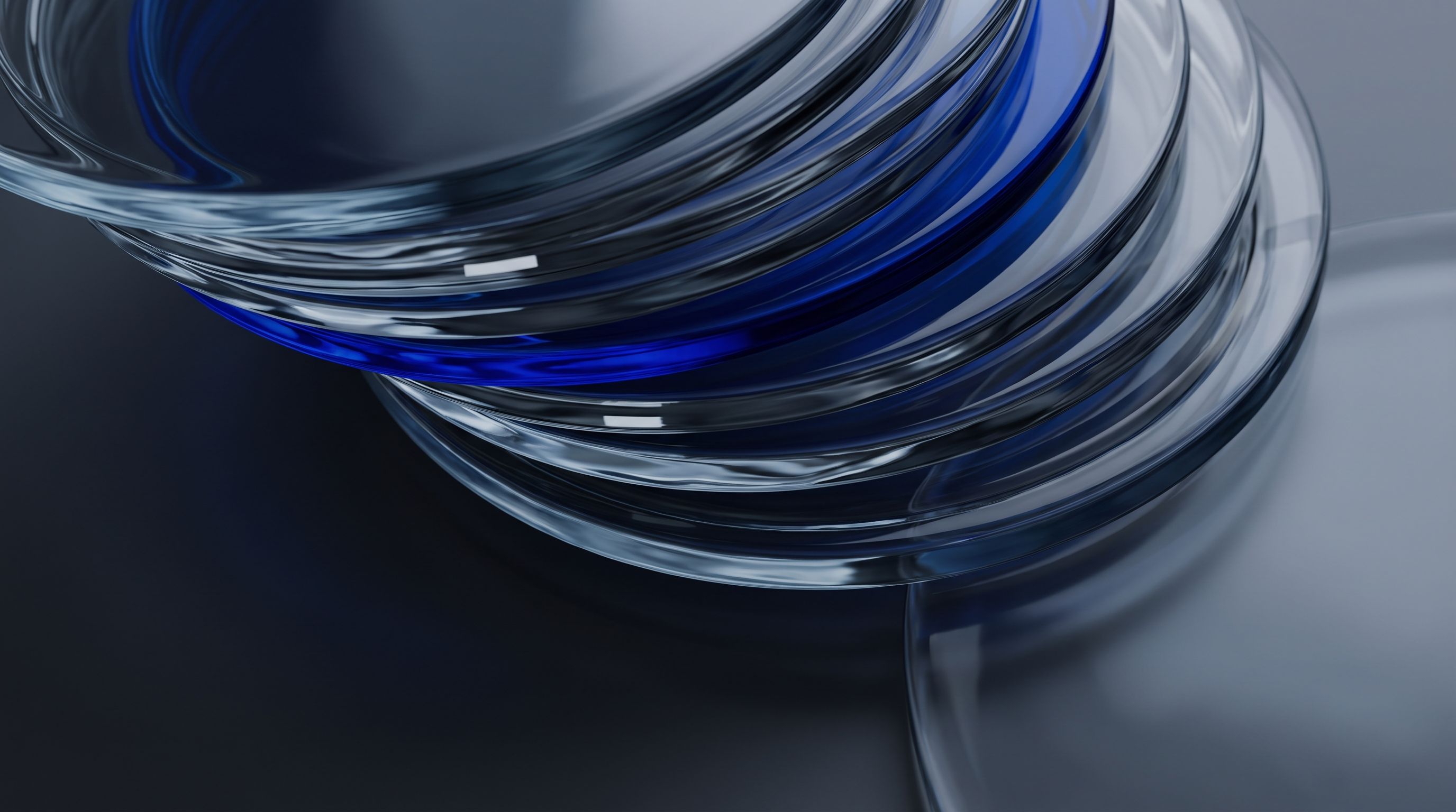 Gestapelte Glasscheiben in Blau und Grau als Sinnbild für Preise
